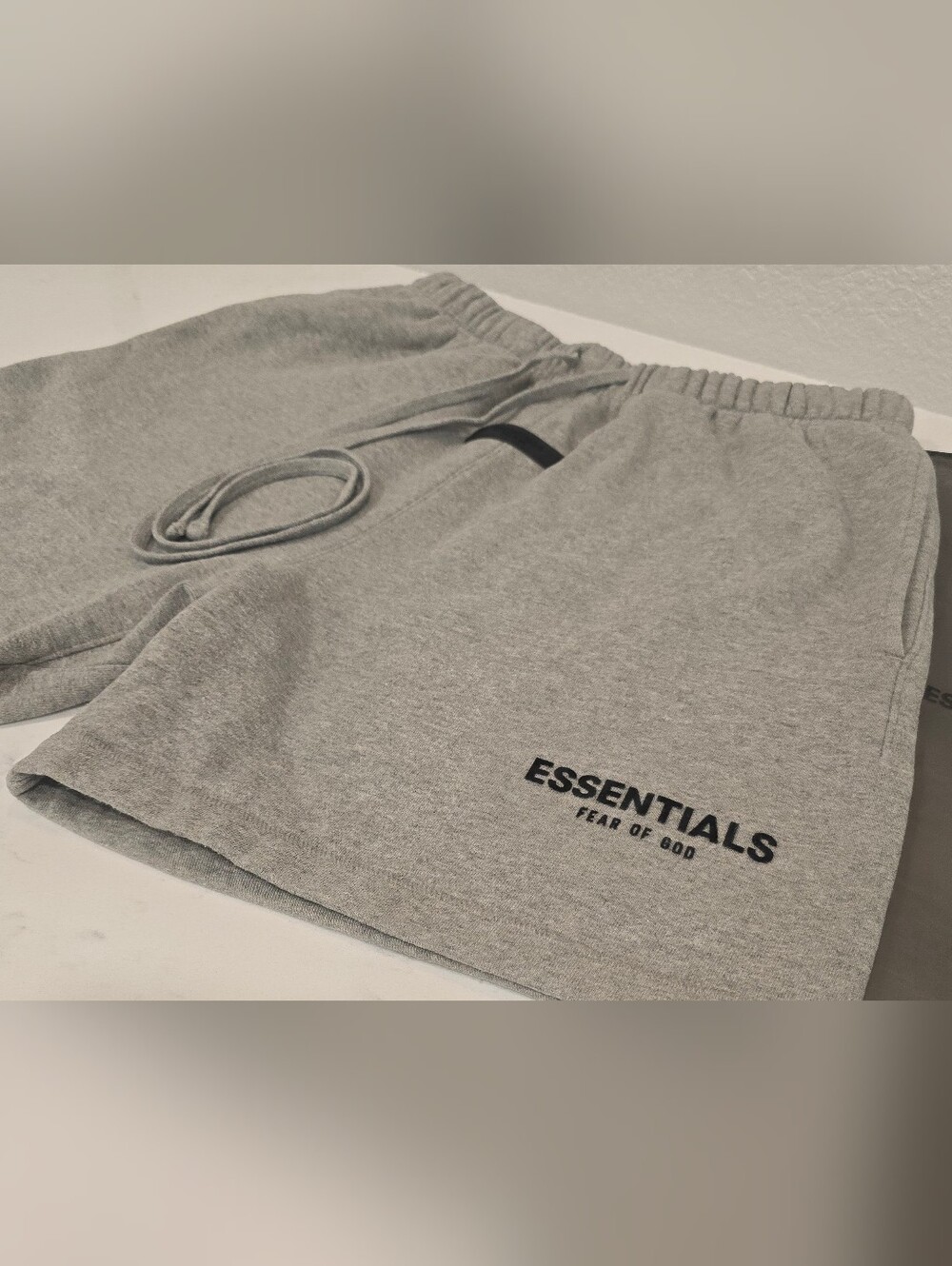 FEAR OF GOD - ESSENTIALS SWEATSHORT - Dark Oatmeal